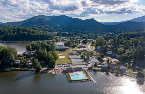 Waynesville House | Comfortable Campground Cabin with Pool & Pet-Friendly Perks