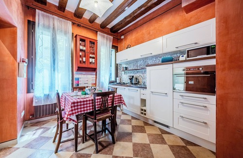 Dorsoduro Apartment | Discover Campiello Tron Peaceful House with Oceanfront Bliss