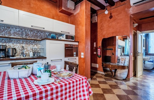 Dorsoduro Apartment | Discover Campiello Tron Peaceful House with Oceanfront Bliss