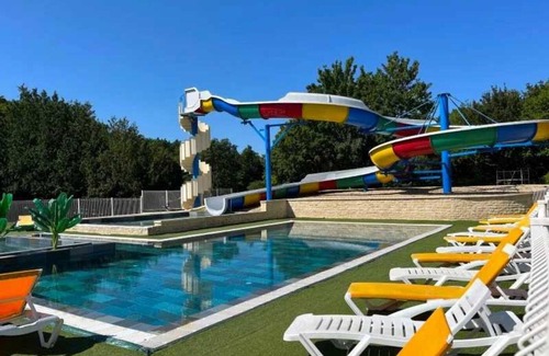 Saint-Mande-sur-Bredoire House | Camping 3 étoiles - Parc aquatique - efcafh