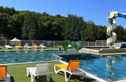 Saint-Mande-sur-Bredoire House | Camping 3 étoiles - Parc aquatique - efcafh