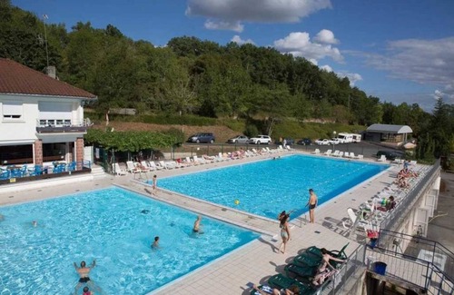 Collonges-la-Rouge Cabin | Pet-Friendly Cabane with Spa and Breakfast Included