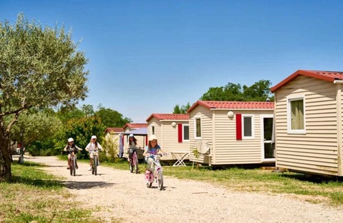 Malemort-du-Comtat House | Camping 3 étoiles - Piscine - efaeha