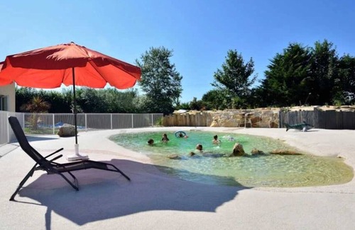 Pouldreuzic House | Relax at Camping 3 Étoiles with Pool and Spa Amenities
