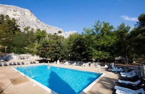 Orgon House | Family-Friendly Camping with Pool and Spa Amenities