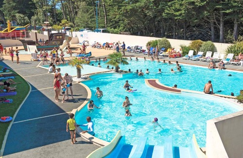 Brem Sur Mer House | Family-Friendly Camping with Pool & Aquatic Park Fun