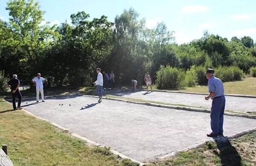 Aubigny-les-Clouzeaux House | Relaxing Retreat at Camping Campilo: Lakefront 4-Room Cottage
