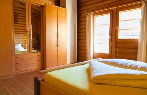 Ried im Oberinntal Apartment | Relax at Camping Dreiländereck: Cozy Blockhütten & Apartments