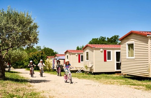 Malemort-du-Comtat House | Family-Friendly Camping La Cerise: Cozy Mobile Home Getaway