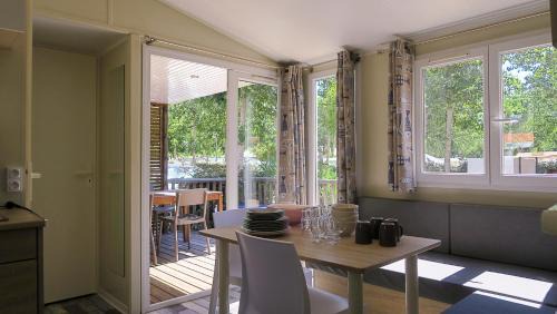Carces Resort | Family-Friendly Camping les Fouguières with Oceanfront Views