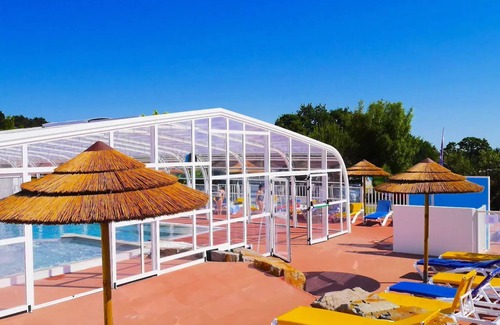 Les Moutiers-en-Retz House | Oceanfront Retreat at Camping Les Brillas - 4-Room Mobile Home