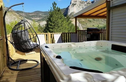 Orpierre House | Enjoy Comfort at Camping les Princes d'Orange with Jacuzzi