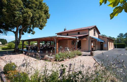 Rouffignac-Saint-Cernin-de-Reilhac Resort | Pet-Friendly Camping Rouffignac-St-Cernin with Pool & Hot Tub