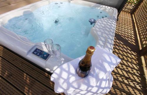 Pattiswick House | Indulgent Campion Lodge: Pet-Friendly Stay with Hot Tub