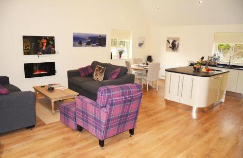 Pattiswick House | Indulgent Campion Lodge: Pet-Friendly Stay with Hot Tub