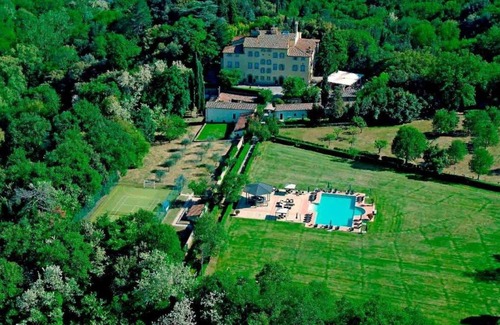 Cincelli Apartment | Discover Campoleone 11: Historic Apartment near Arezzo