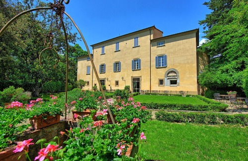 Cincelli Apartment | Discover Campoleone 11: Historic Apartment near Arezzo
