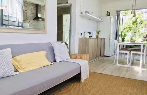 Camps Bay Cottage | Seaside Cottage Retreat with Pool & Free Wi-Fi in Camps Bay