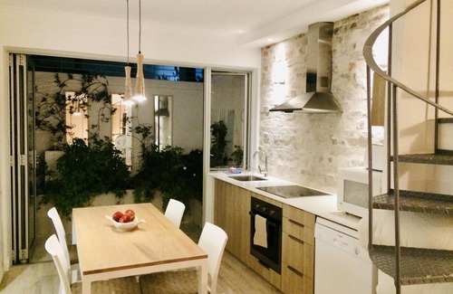 Camps Bay Cottage | Seaside Cottage Retreat with Pool & Free Wi-Fi in Camps Bay