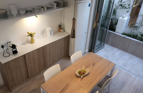 Camps Bay Cottage | Seaside Cottage Retreat with Pool & Free Wi-Fi in Camps Bay