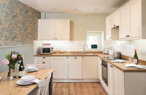 Jedburgh Cottage | Idyllic Campsie Cottage: Perfect for Families & Pets