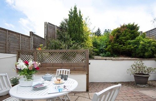 Jedburgh Cottage | Idyllic Campsie Cottage: Perfect for Families & Pets