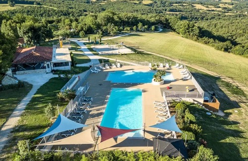 Seniergues Ski Chalet | Cozy Camping Romanée Chalet with Kitchen & Spa Amenities
