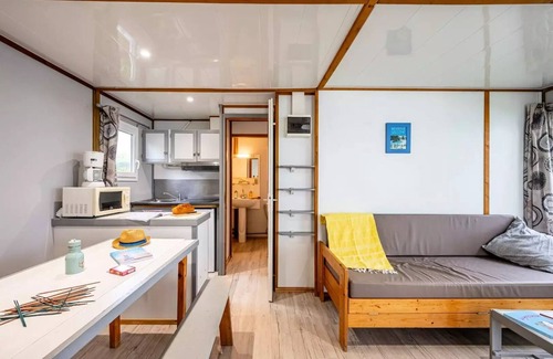 Badefols-sur-Dordogne Ski Chalet | Discover Camping Les Bö-Bains: Cozy Chalet with River Views