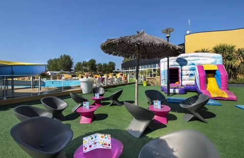 Les Sables d'Olonne Apartment | Oceanfront Retreat at Campsite Le Bel Air - Family Studio