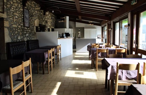 Miribel-les-Echelles House | Experience Camping Le Balcon de Chartreuse: Mobile Home Stay