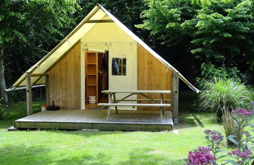 Saint-Laurent-sur-Sevre House | Relax at Camping Le Rouge Gorge: Premium Cabane Lodge Stay