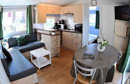 Castelnau-de-Guers House | Comfortable Mobile Home at Camping Résidentiel La Pinède