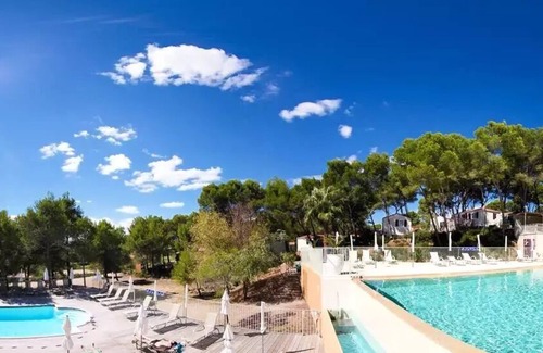 Castelnau-de-Guers House | Comfortable La Pinède Campsite - Family-Friendly Mobil Home