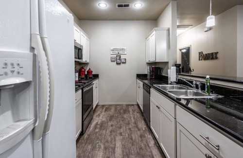 North Overton House | Exceptional Campus Cove - 3BR/3BA Near Tech with Breakfast