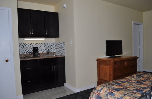 Camrose Hotel | Budget-Friendly Camrest Motel with Breakfast & Kitchen Access