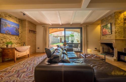 Pals House | Relax at Can Caranta: Pet-Friendly Oceanfront Retreat