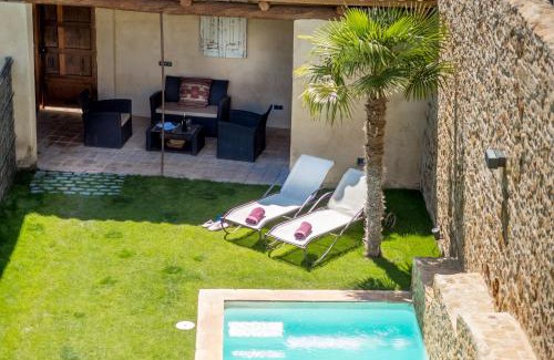 Pals House | Relax at Can Caranta: Pet-Friendly Oceanfront Retreat