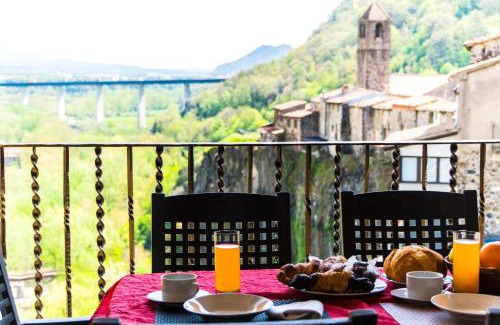 Castellfollit de la Roca Apartment | Can Castell: Family-Friendly Retreat with Top-Rated Service