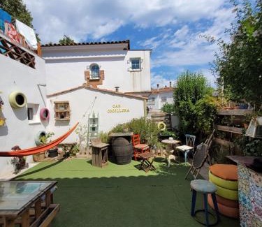 Sant Narcis Hostel | Pet-Friendly Can Cocollona with Kitchen & 8.5/10 Rating