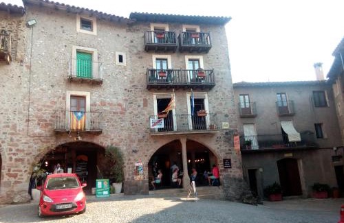 Santa Pau Hotel | Family-Friendly Stay at CAN MENCIÓ - Plaça Major, 8.2/10