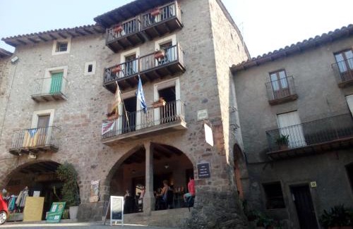 Santa Pau Hotel | Family-Friendly Stay at CAN MENCIÓ - Plaça Major, 8.2/10
