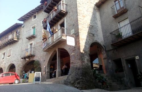 Santa Pau Hotel | Family-Friendly Stay at CAN MENCIÓ - Plaça Major, 8.2/10
