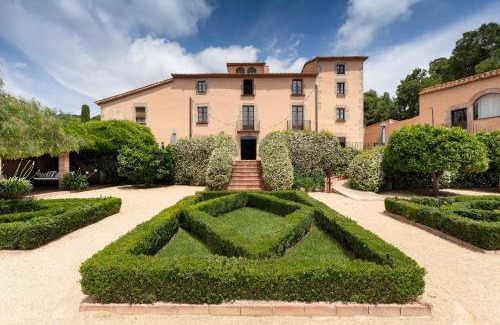 Sant Vicenc de Montalt Hotel | Can Mora de Dalt: Oceanfront Retreat with Pool Access