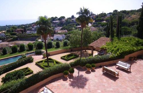 Sant Vicenc de Montalt Hotel | Can Mora de Dalt: Oceanfront Retreat with Pool Access