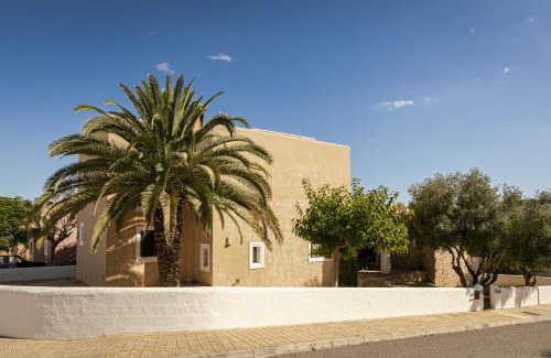 Sant Francesc Xavier Villa | CAN NOVES - 4-Star Villa with Family and Pet-Friendly Suites