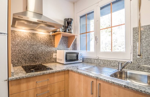 Incles Apartment | Relaxing Getaway at Can Pep Apartments with Spa & Kitchen