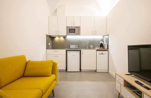 Banyoles Apartment | Planeses Dúplex with Oceanfront Views and Spa Amenities