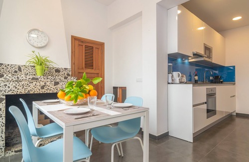 Costitx House | Discover Can Rei: Enchanting Village House with Spa & WiFi