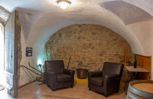 Boadella i les Escaules House | Discover Can Riqué: Family & Pet-Friendly Getaway