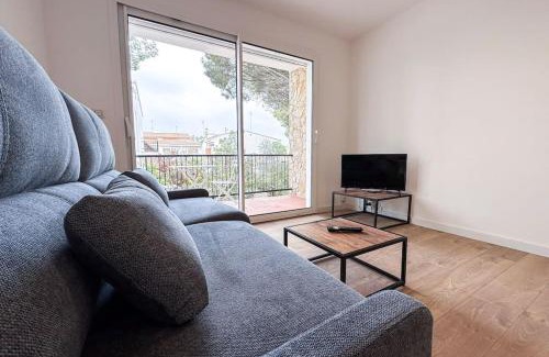 Torroella de Montgri Apartment | Cozy Oceanfront Apartment 80m from Cala Montgo Beach